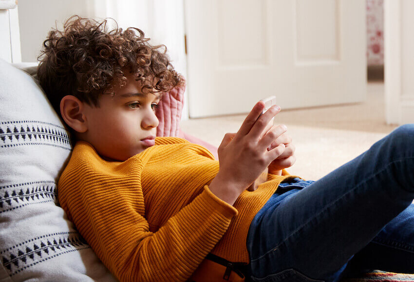 El tiempo frente a una pantalla y los efectos negativos de este en adultos y niños