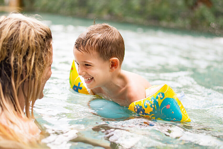 6 Maneras de mantener a sus hijos seguros en la piscina